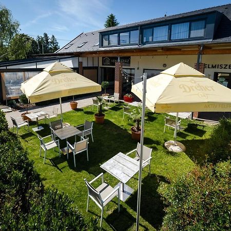 ホテル Pipacs Panir & Grill Garden Vendeghaz Győrújbarát エクステリア 写真