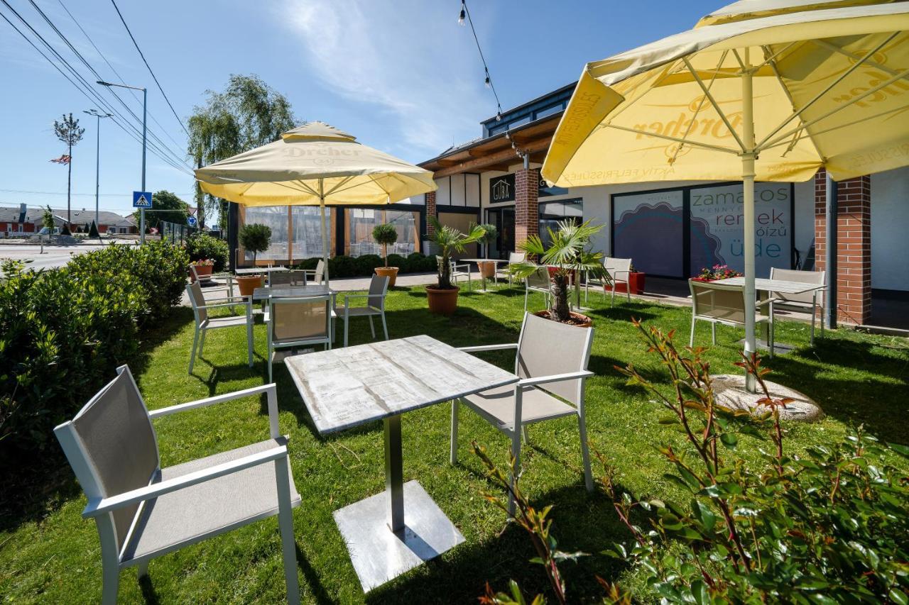 ホテル Pipacs Panir & Grill Garden Vendeghaz Győrújbarát エクステリア 写真
